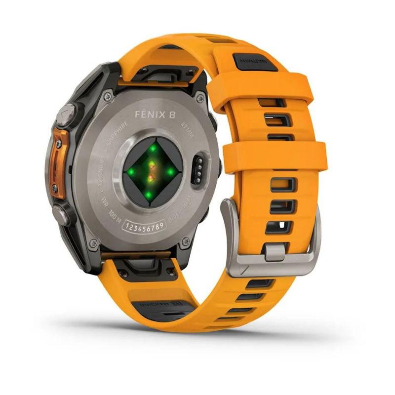 Garmin Fenix 8 AMOLED 47 mm Naranjo pantalla encendida