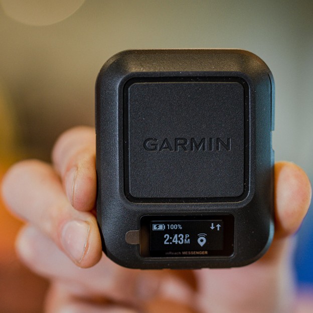 Garmin inReach Messenger compacto con pantalla encendida