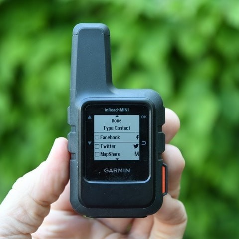 Garmin inReach Mini 2 naranja con antena y pantalla encendida