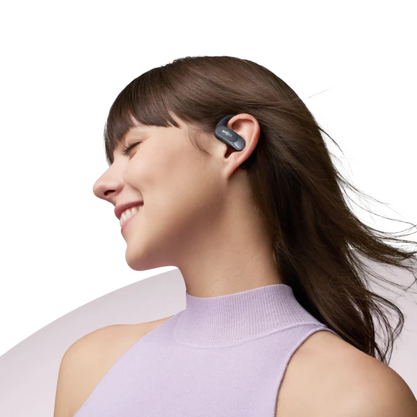 Shokz OpenFit Air colocados sobre la oreja en entrenamiento