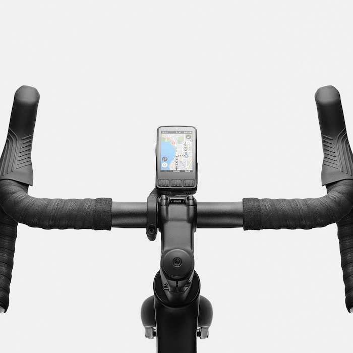 Ciclocomputador Wahoo ELEMNT ROAM V3 montado en una bicicleta